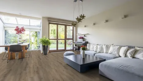 vivafloors Vinylboden für Wohnzimmer mit Eiche 6870 Dekor - Raum-Perspektive
