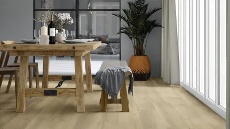 Raumbild Esszimmer – vivafloors Vinylboden Eiche 5006 für ländliches Wohnambiente