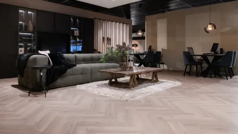 Vivafloors Vinylboden Eiche Lv6810 Fischgrät Raumbild Wohnraum – perfektes Ambiente für Ihr modernes Zuhause