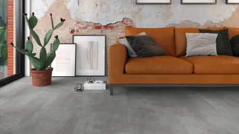 vivafloors Vinylboden für Wohnzimmer mit Betonfliese 1710 Dekor - Raum-Perspektive