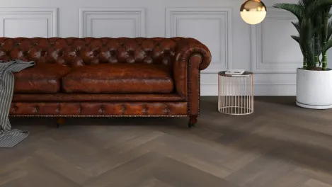 vivafloors Vinylboden für Wohnzimmer mit Fischgrät Nadelholz 4530 Dekor - Raum-Perspektive