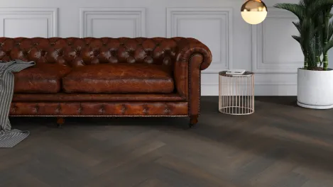 vivafloors Vinylboden für Wohnzimmer mit Fischgrät Nadelholz 4540 Dekor - Raum-Perspektive